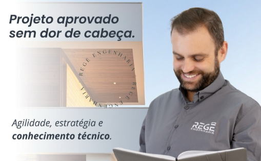 Engenheiro civil em obra em Navegantes SC analisando projeto e orçamento, representando economia e controle de custos na construção.
